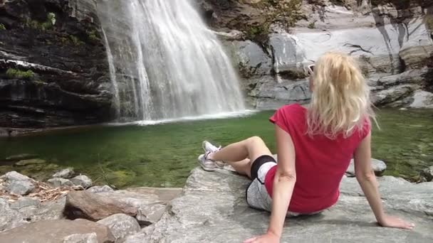 Mujer en gran cascada de Bignasco — Vídeo de stock