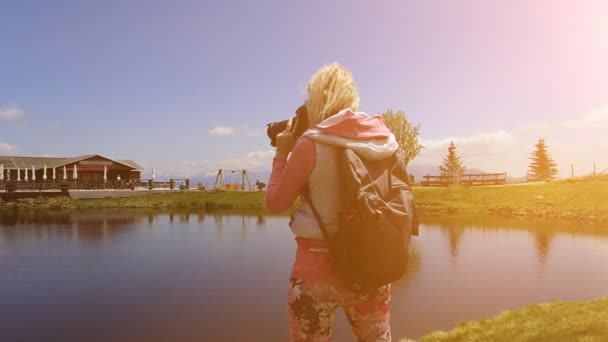 Fotografo turistico donna sul monte Tamaro — Video Stock
