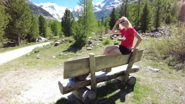 Vrouw in Morteratsch gletsjer trekking pad — Stockvideo