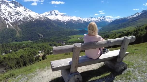 Nő Piz Nair tetején svájci kábel autó — Stock videók