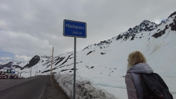 Τουριστική κοπέλα στο Fluela Pass — Αρχείο Βίντεο