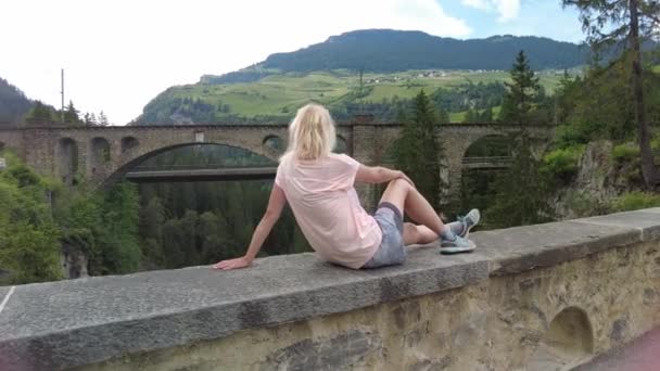 Mujer en el viaducto de Solís del ferrocarril suizo — Vídeos de Stock