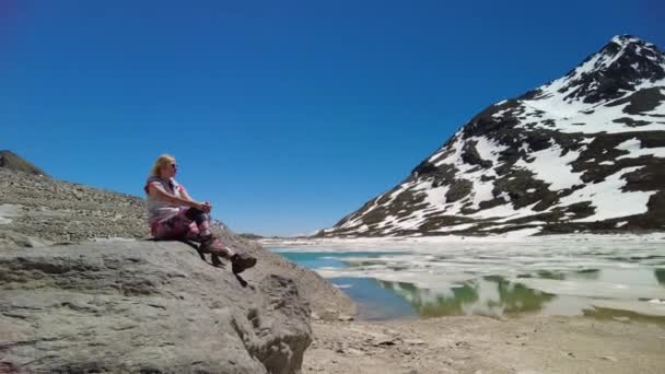 Γυναίκα στην ελβετική λευκή λίμνη — Αρχείο Βίντεο