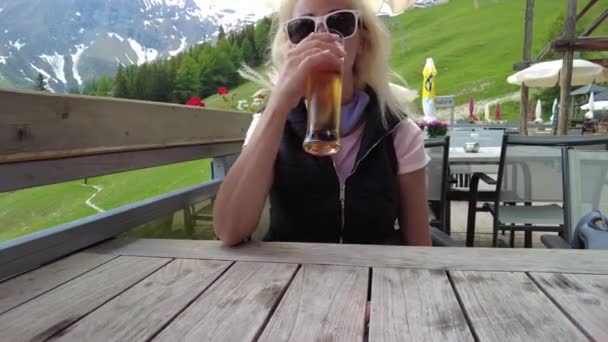 Frau trinkt Bier im Pradaschier-Park — Stockvideo