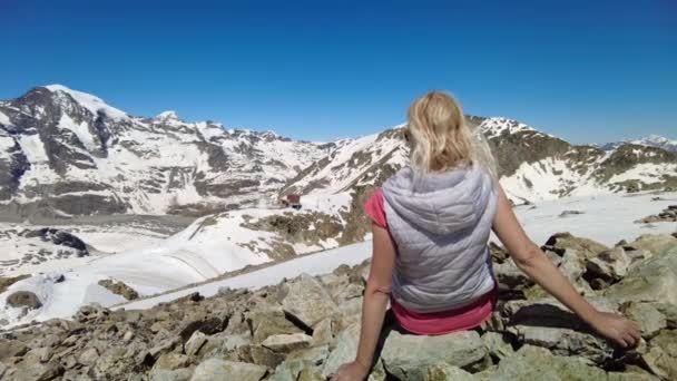 Femme sur Diavolezza col avec Piz Bernina — Video