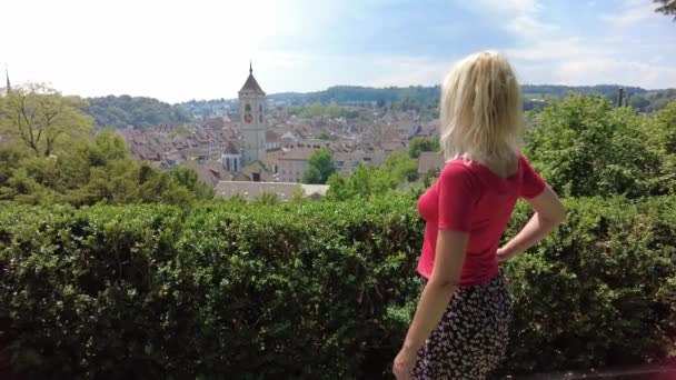 Schaffhausen şehrinde bir kadın — Stok video