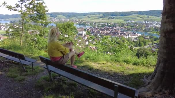 Kvinna på Stein am Rhein stadsbild — Stockvideo