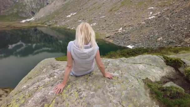 Turistkvinna vid sjön Robiei — Stockvideo