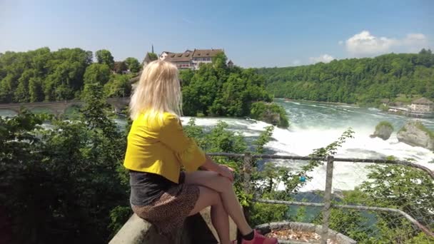 Женщина в водопаде Рейн-Фолс — стоковое видео
