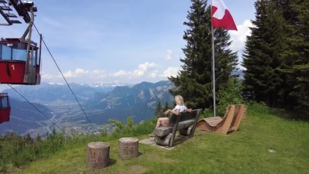 Brambruesch 'teki kadın İsviçre teleferiğinin tepesinde. — Stok video