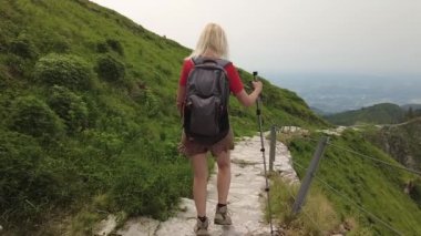 Turist kız Monte Generoso 'da yürüyüş yapıyor
