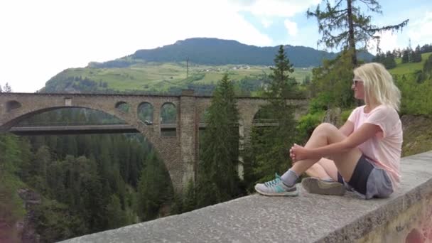 Frau auf Solis-Viadukt der Schweizer Bahn — Stockvideo