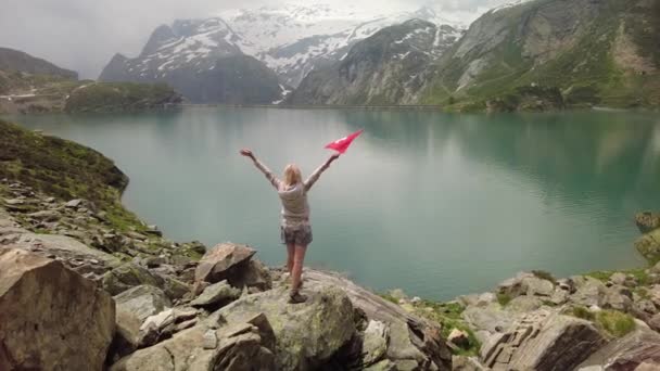 Туристическая женщина у озера Робей со швейцарским флагом — стоковое видео