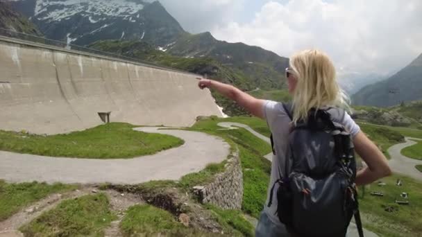 Robiei dan 'dan turist kadın yürüyüşü — Stok video
