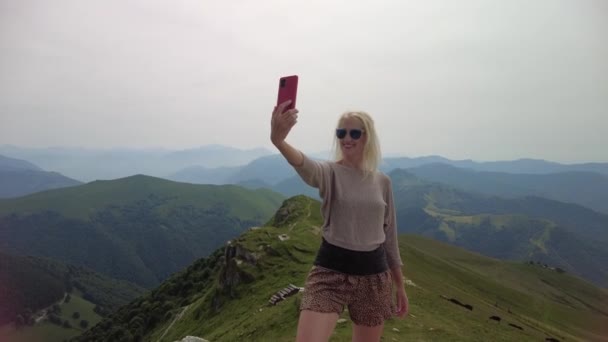 Selfie mulher fotos em Monte Generoso — Vídeo de Stock