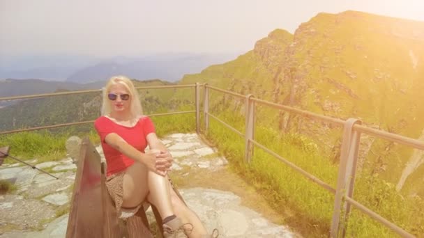 モンテ・ジェノソの観光女性 — ストック動画