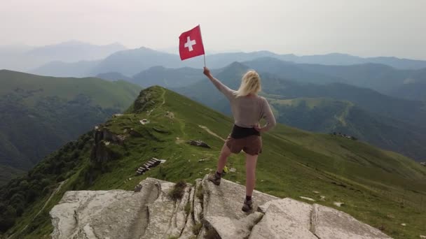Nő svájci zászló Monte Generoso — Stock videók