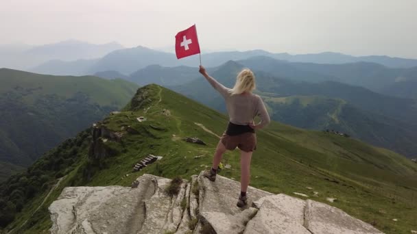 Kvinna med schweizisk flagga på Monte Generoso — Stockvideo