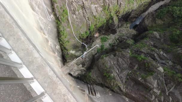 Bungee jumping z přehrady Verzasca — Stock video