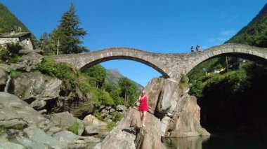 Ponte dei Salti Köprüsü 'nde dinlenen kadın