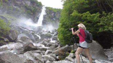 Foroglio şelalesinde kadın fotoğrafçı