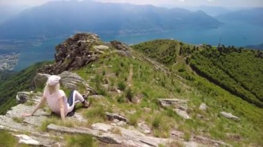 Cardada Cimetta 'daki kadın İsviçre teleferiğinin tepesinde.