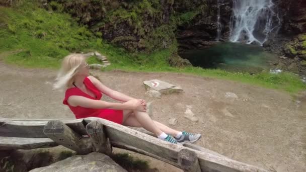 Fotógrafa en la cascada Froda — Vídeo de stock