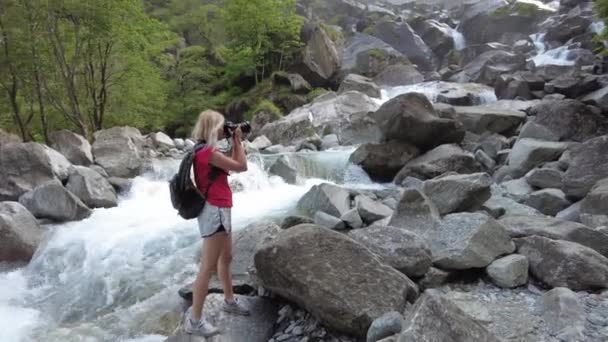 Kvinna fotograf vid Foroglio vattenfall — Stockvideo