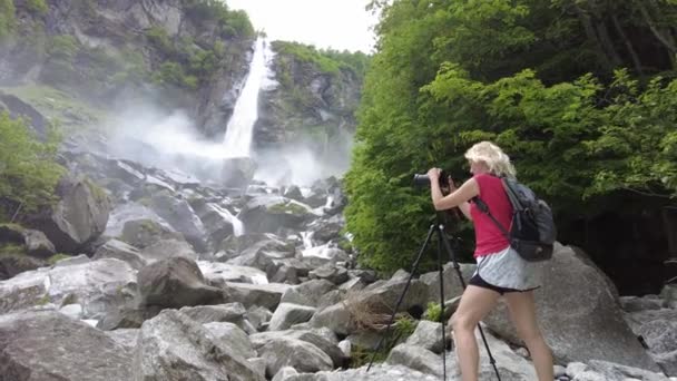 Fotografin am Wasserfall von Foroglio — Stockvideo