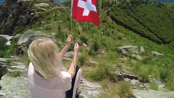 Kvinna med schweizisk flagga på Cardada mount — Stockvideo