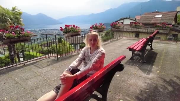 Mulher no topo do monte Cardada na Suíça — Vídeo de Stock