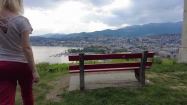 Lugano hava manzaralı turist kız.