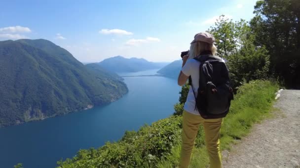 Mulher fotógrafa em Lugano Bre montagem — Vídeo de Stock