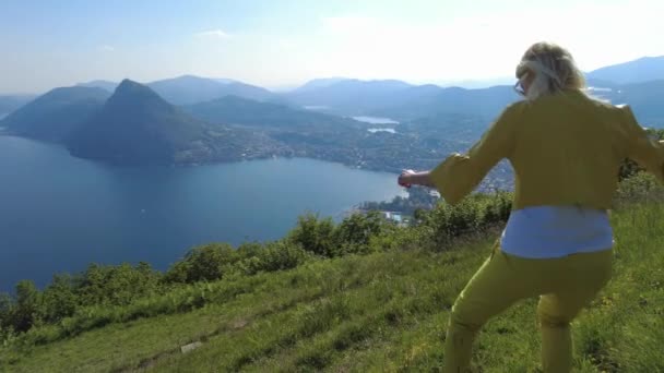 Nő Lugano Monte Bre hegyen — Stock videók