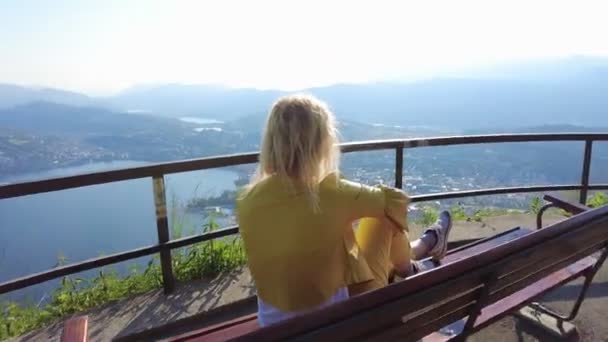 Žena v Lugano Monte Bre Mount — Stock video
