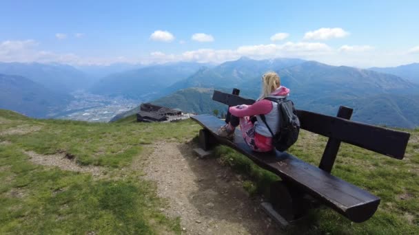 Femme touristique à Tamaro mont — Video