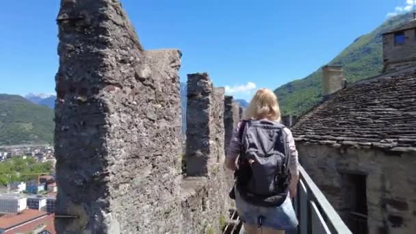 Mujer en Bellinzona vista de paisaje urbano — Vídeos de Stock