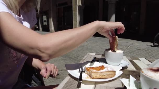 Croissant pastelería y desayuno capuchino — Vídeo de stock