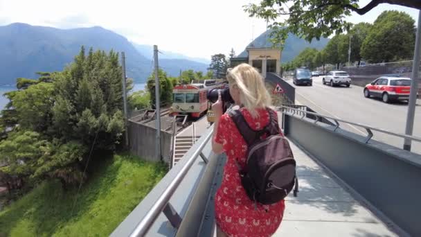 Lugano şehir manzaralı fotoğrafçı kadın. — Stok video