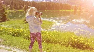 Arosa 'da gün batımında kadın fotoğrafçı
