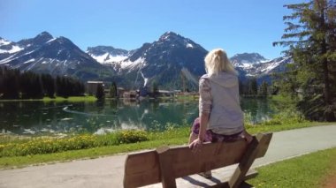 Arosa bankında sırt çantalı bir kadın