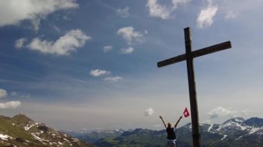 Piz Scalottas 'ın tepesindeki kadın İsviçre bayrağı