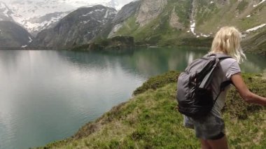 Robiei Gölü 'nde gezen turist kadın.