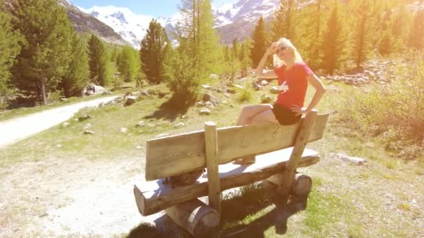 Vrouw in Morteratsch gletsjer trekking trail — Stockvideo