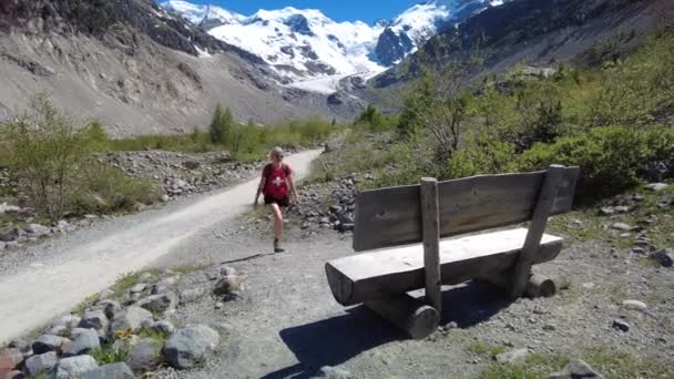 Randonneur pédestre dans le glacier Morteratsch — Video