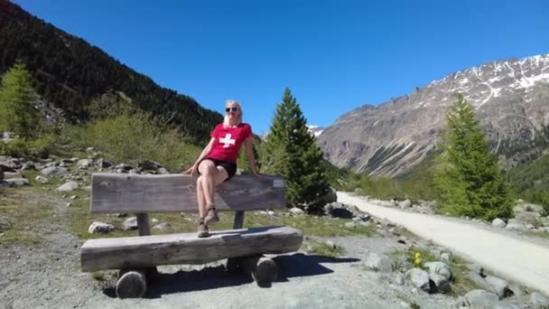 Femme dans Morteratsch glacier sentier de trekking — Video