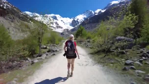 Nő túrázás a Morteratsch gleccser HYPER-LAPSE — Stock videók