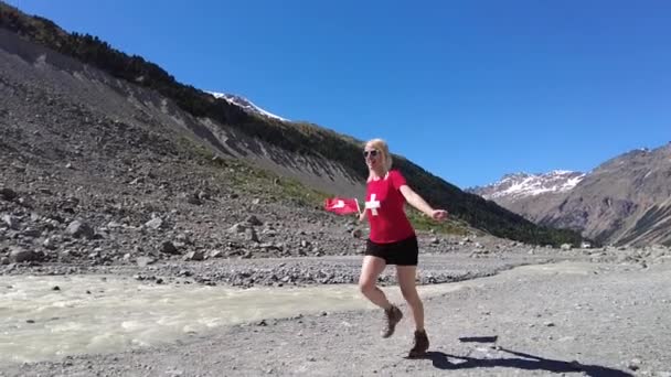 Kvinna i Morteratsch glaciär kör — Stockvideo