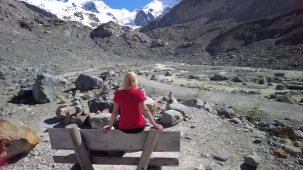 Κορίτσι στο παγετώνα Morteratsch Ελβετία — Αρχείο Βίντεο