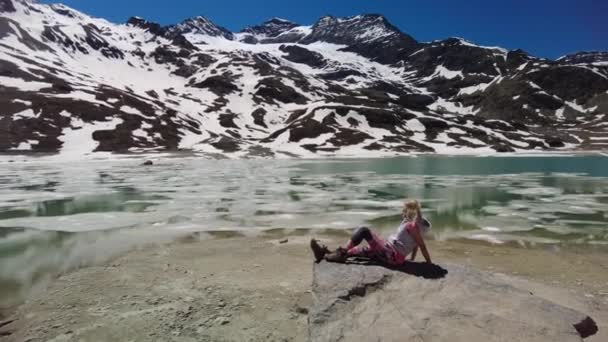 Femme sur le lac blanc suisse — Video